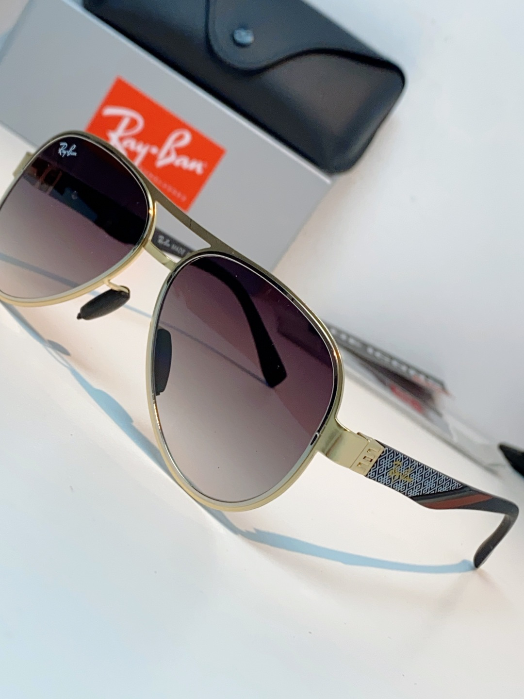 RayBan雷朋 2026新款飞行员蛤蟆镜，永不过时的爆款版型。哑光黑金属镜架硬朗利落，镜腿精致菱格纹理