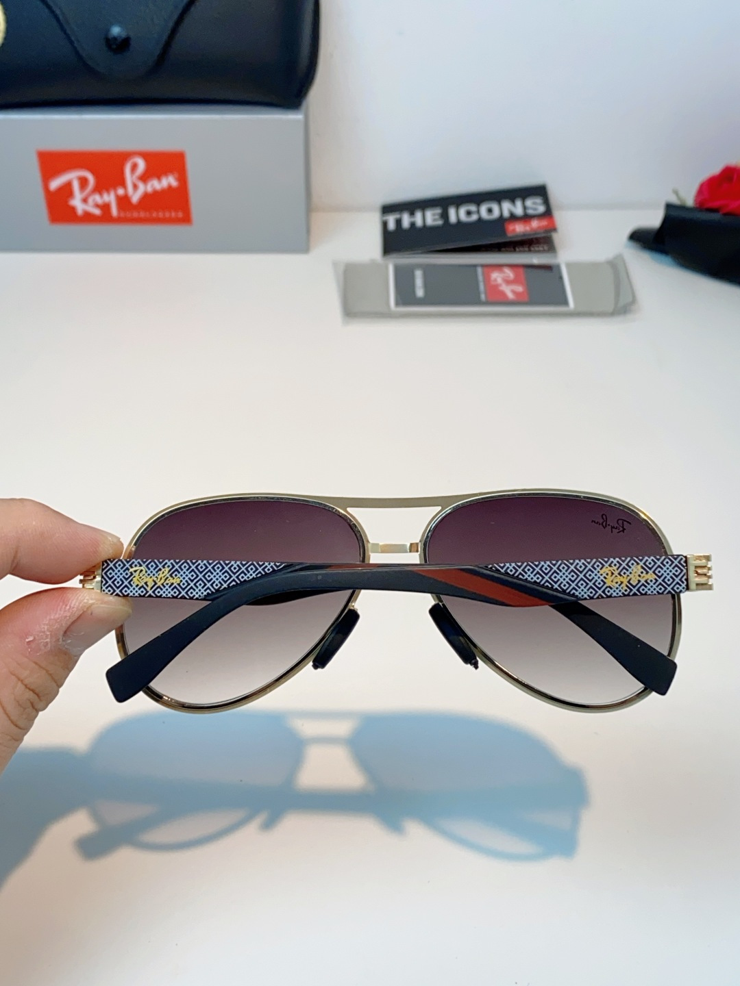 RayBan雷朋 2026新款飞行员蛤蟆镜，永不过时的爆款版型。哑光黑金属镜架硬朗利落，镜腿精致菱格纹理