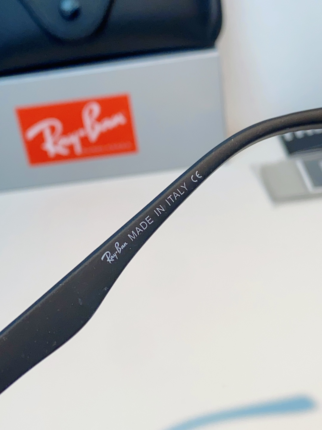 RayBan雷朋 2026新款飞行员蛤蟆镜，永不过时的爆款版型。哑光黑金属镜架硬朗利落，镜腿精致菱格纹理