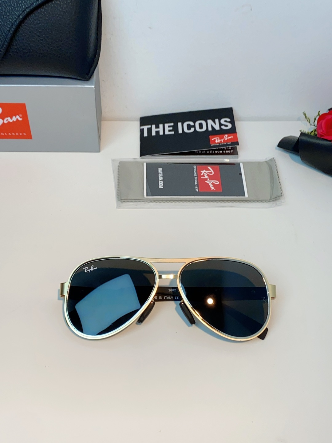 RayBan雷朋 2026新款飞行员蛤蟆镜，永不过时的爆款版型。哑光黑金属镜架硬朗利落，镜腿精致菱格纹理