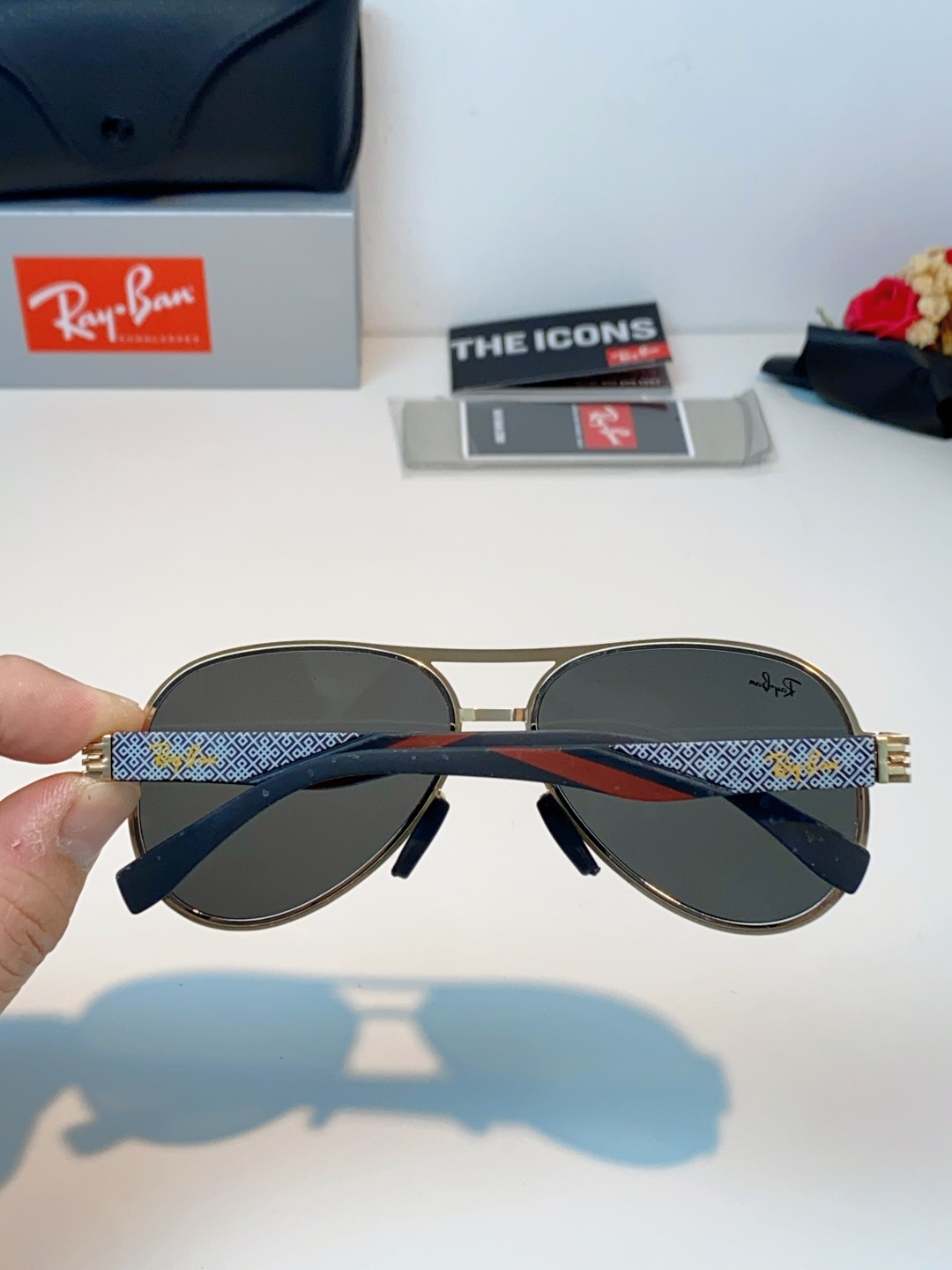 RayBan雷朋 2026新款飞行员蛤蟆镜，永不过时的爆款版型。哑光黑金属镜架硬朗利落，镜腿精致菱格纹理