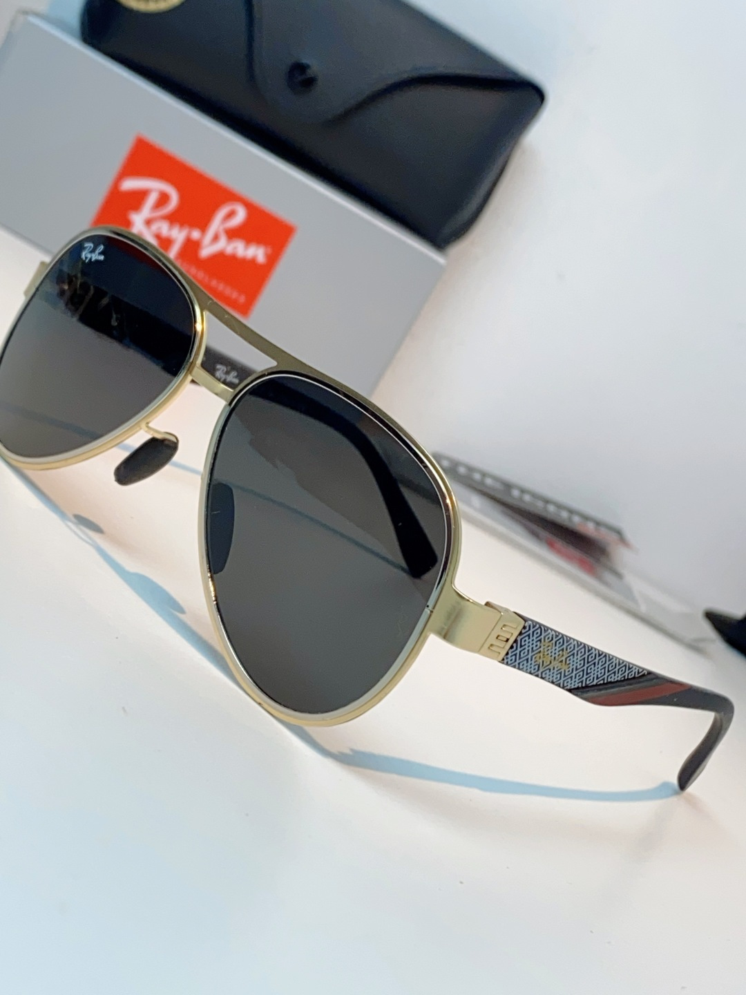 RayBan雷朋 2026新款飞行员蛤蟆镜，永不过时的爆款版型。哑光黑金属镜架硬朗利落，镜腿精致菱格纹理