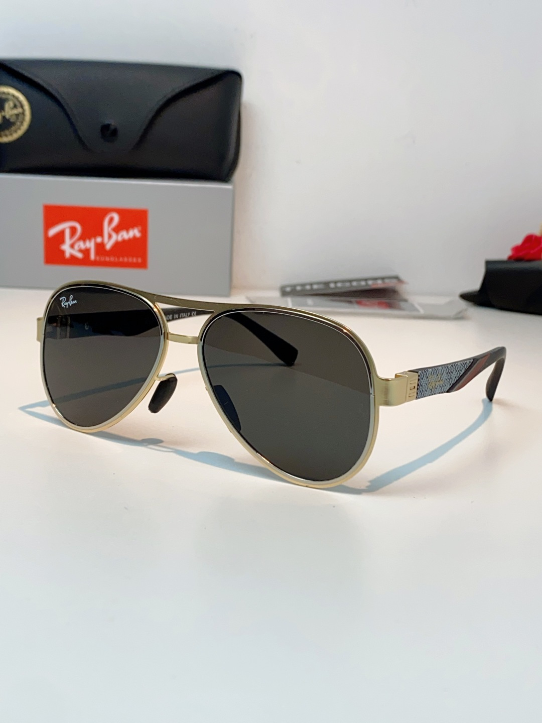 RayBan雷朋 2026新款飞行员蛤蟆镜，永不过时的爆款版型。哑光黑金属镜架硬朗利落，镜腿精致菱格纹理