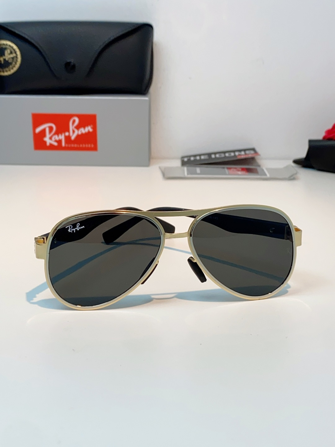 RayBan雷朋 2026新款飞行员蛤蟆镜，永不过时的爆款版型。哑光黑金属镜架硬朗利落，镜腿精致菱格纹理