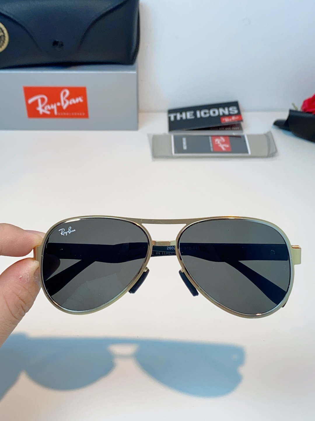 RayBan雷朋 2026新款飞行员蛤蟆镜，永不过时的爆款版型。哑光黑金属镜架硬朗利落，镜腿精致菱格纹理
