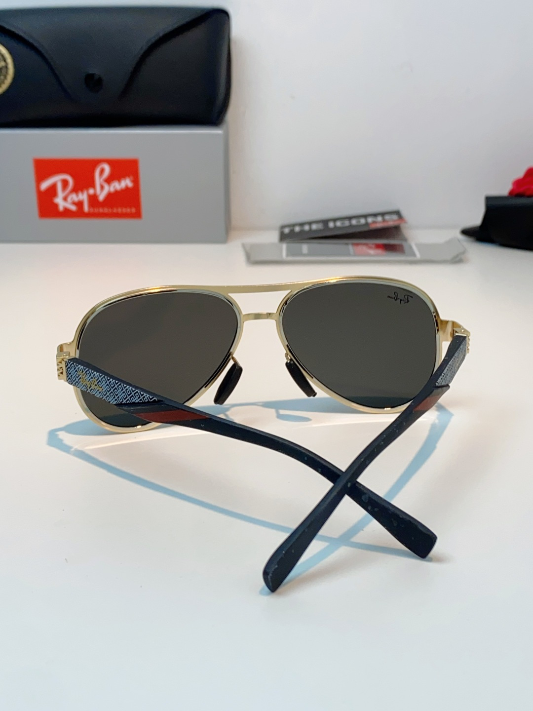 RayBan雷朋 2026新款飞行员蛤蟆镜，永不过时的爆款版型。哑光黑金属镜架硬朗利落，镜腿精致菱格纹理
