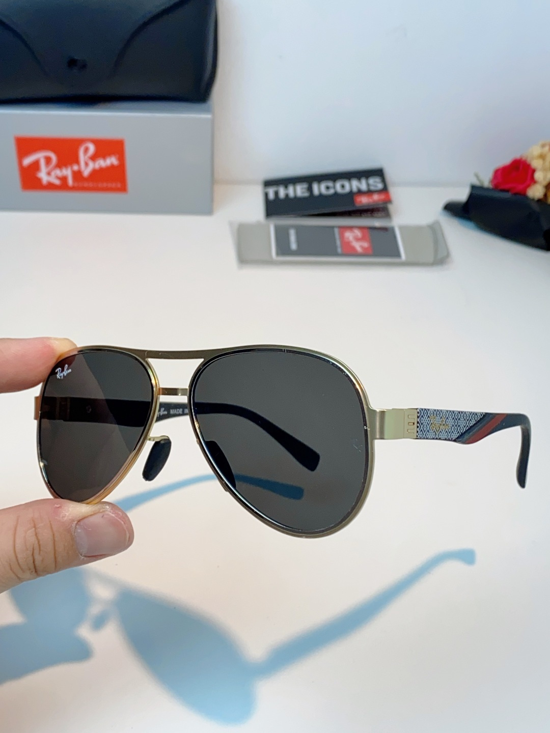 RayBan雷朋 2026新款飞行员蛤蟆镜，永不过时的爆款版型。哑光黑金属镜架硬朗利落，镜腿精致菱格纹理