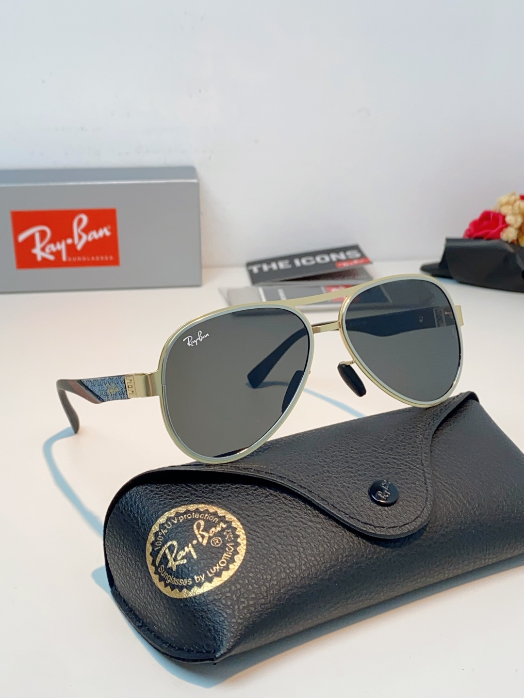 RayBan雷朋 2026新款飞行员蛤蟆镜，永不过时的爆款版型。哑光黑金属镜架硬朗利落，镜腿精致菱格纹理