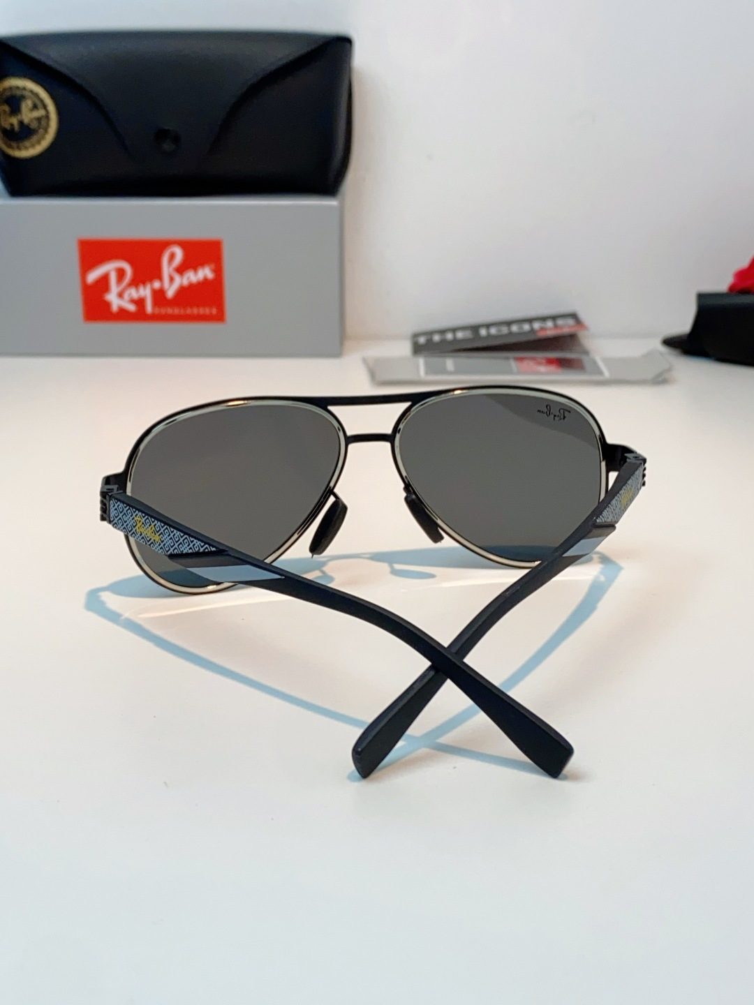 RayBan雷朋 2026新款飞行员蛤蟆镜，永不过时的爆款版型。哑光黑金属镜架硬朗利落，镜腿精致菱格纹理