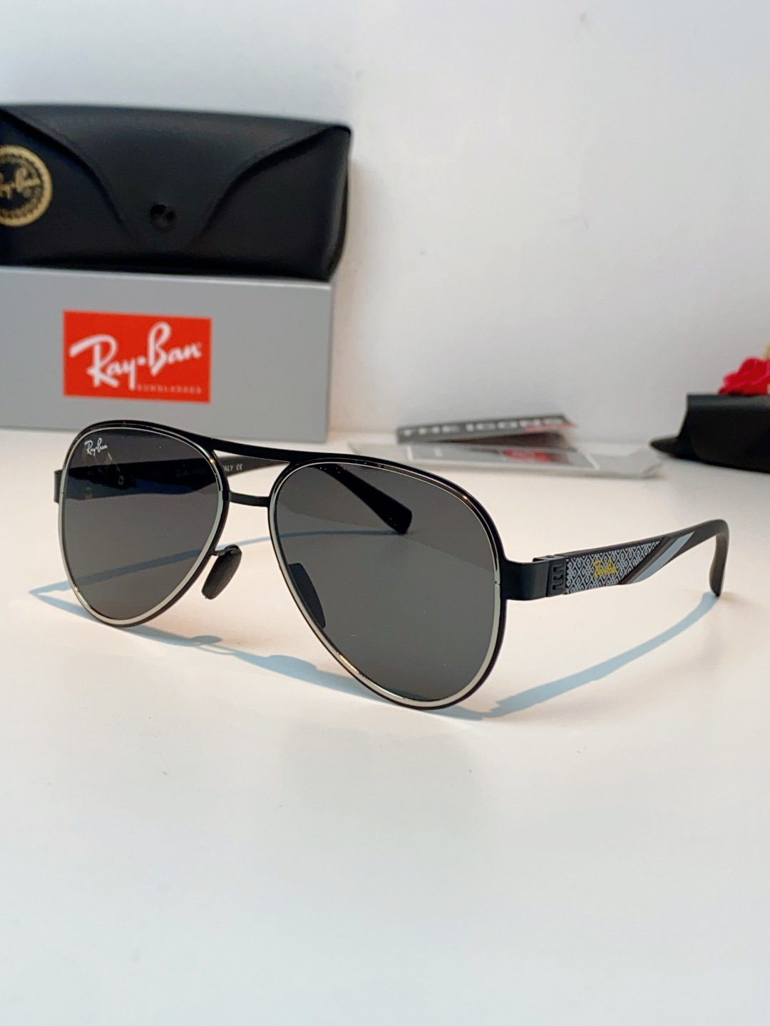 RayBan雷朋 2026新款飞行员蛤蟆镜，永不过时的爆款版型。哑光黑金属镜架硬朗利落，镜腿精致菱格纹理