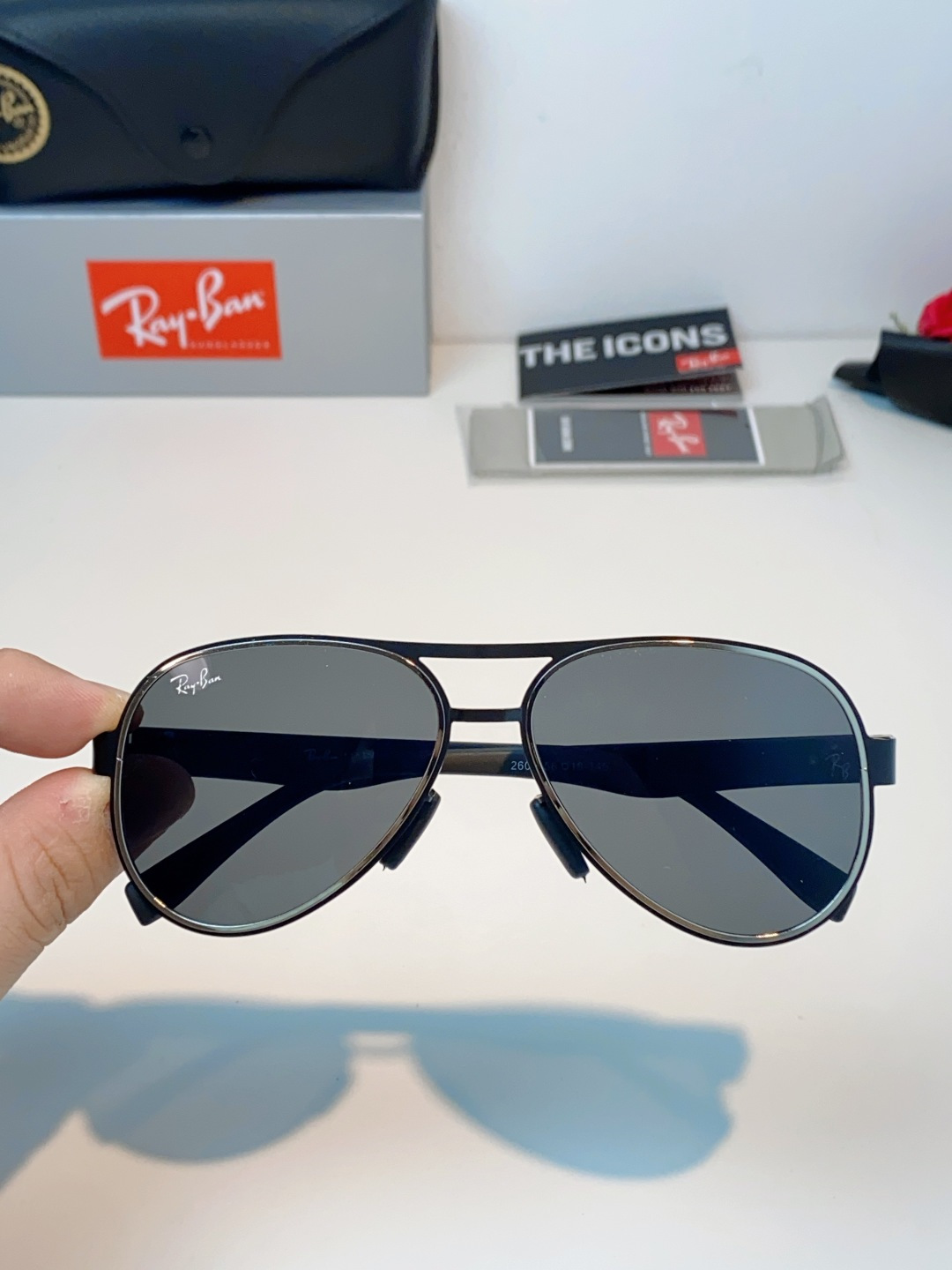 RayBan雷朋 2026新款飞行员蛤蟆镜，永不过时的爆款版型。哑光黑金属镜架硬朗利落，镜腿精致菱格纹理