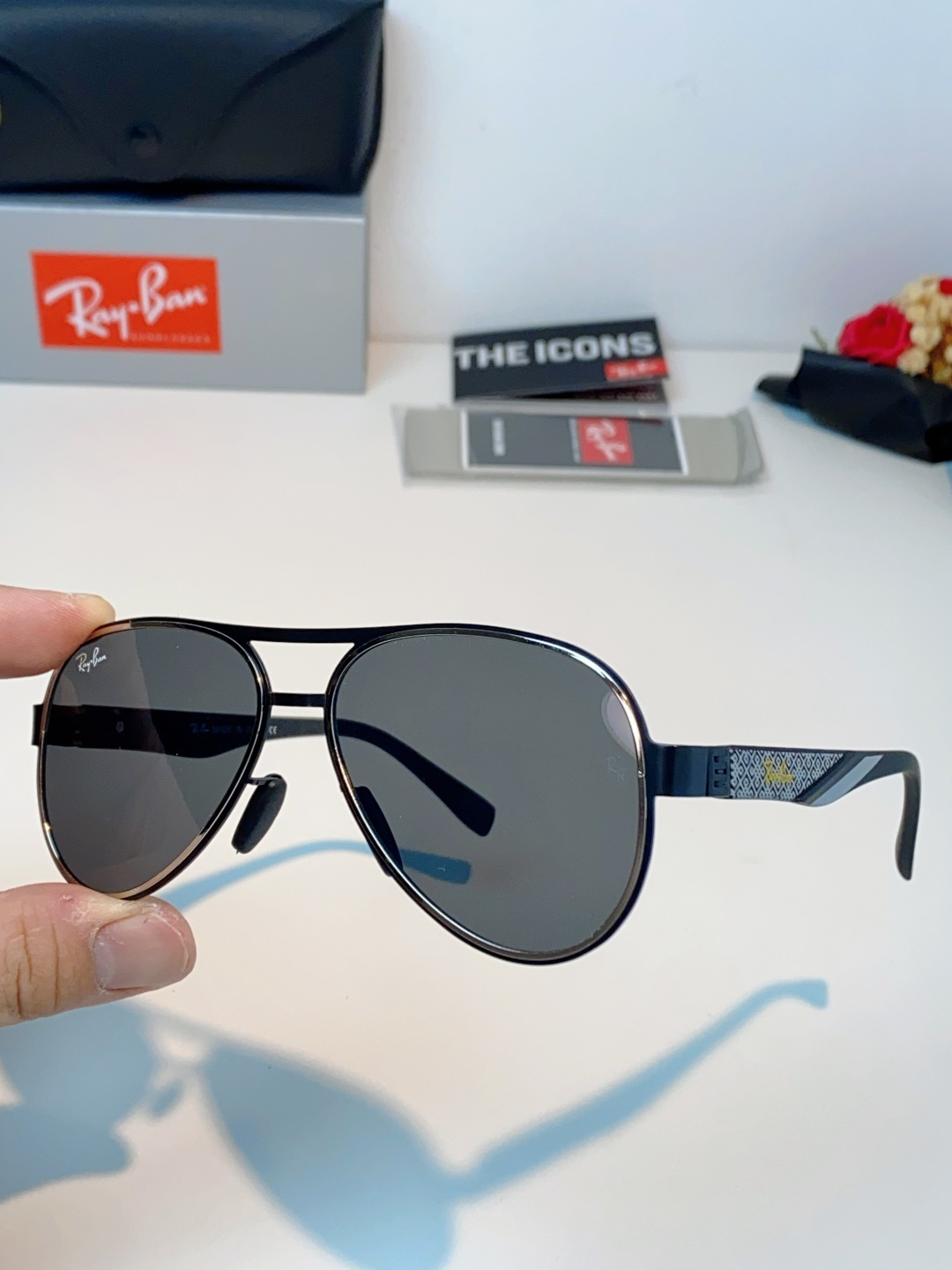 RayBan雷朋 2026新款飞行员蛤蟆镜，永不过时的爆款版型。哑光黑金属镜架硬朗利落，镜腿精致菱格纹理