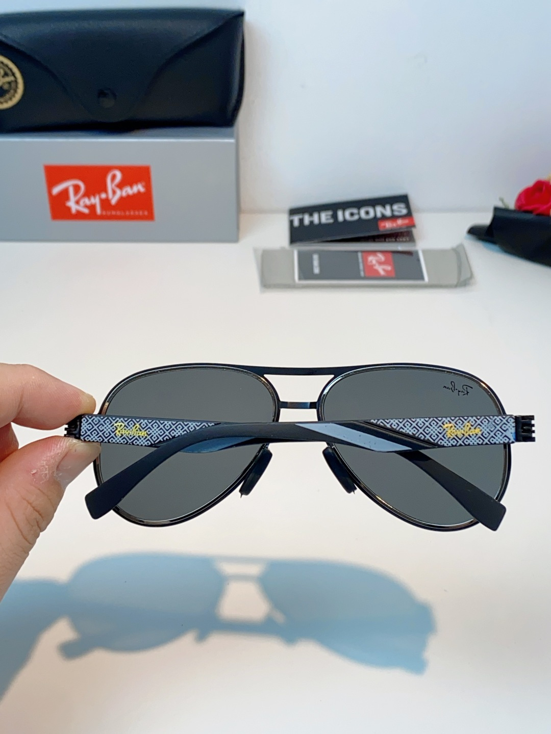 RayBan雷朋 2026新款飞行员蛤蟆镜，永不过时的爆款版型。哑光黑金属镜架硬朗利落，镜腿精致菱格纹理
