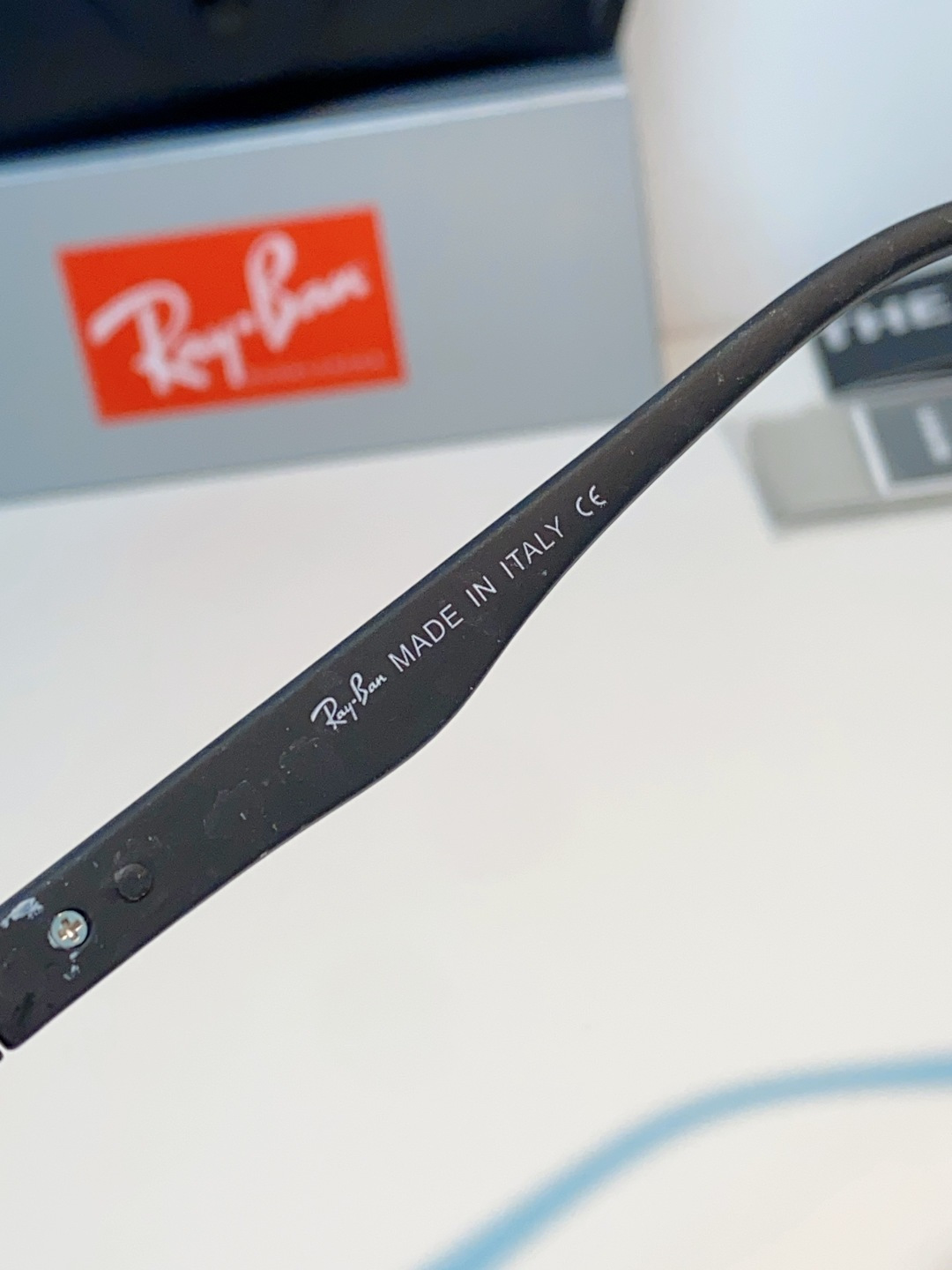 RayBan雷朋 2026新款飞行员蛤蟆镜，永不过时的爆款版型。哑光黑金属镜架硬朗利落，镜腿精致菱格纹理