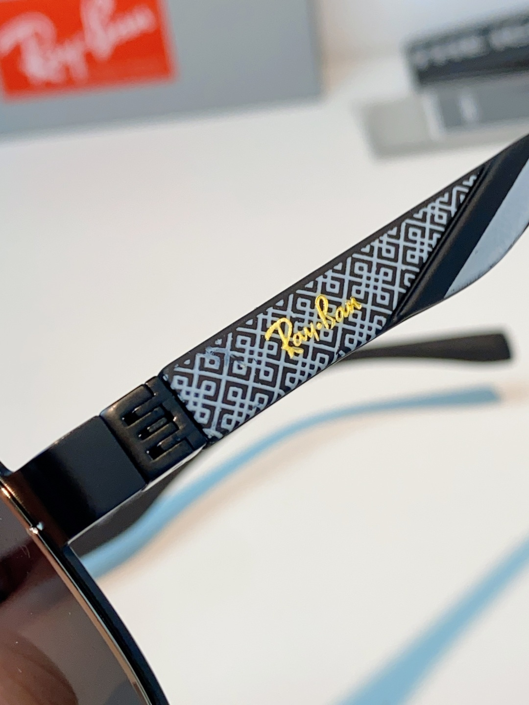 RayBan雷朋 2026新款飞行员蛤蟆镜，永不过时的爆款版型。哑光黑金属镜架硬朗利落，镜腿精致菱格纹理
