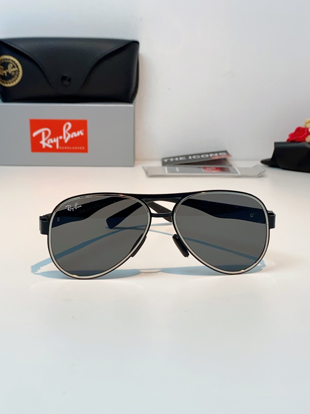 RayBan雷朋 2026新款飞行员蛤蟆镜，永不过时的爆款版型。哑光黑金属镜架硬朗利落，镜腿精致菱格纹理