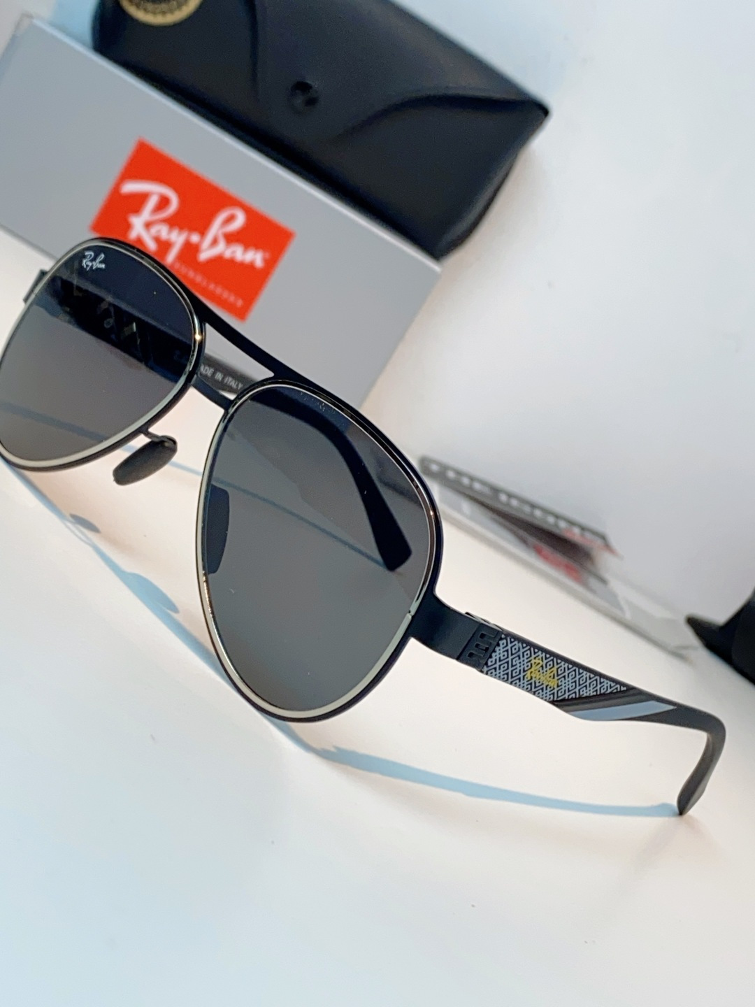 RayBan雷朋 2026新款飞行员蛤蟆镜，永不过时的爆款版型。哑光黑金属镜架硬朗利落，镜腿精致菱格纹理