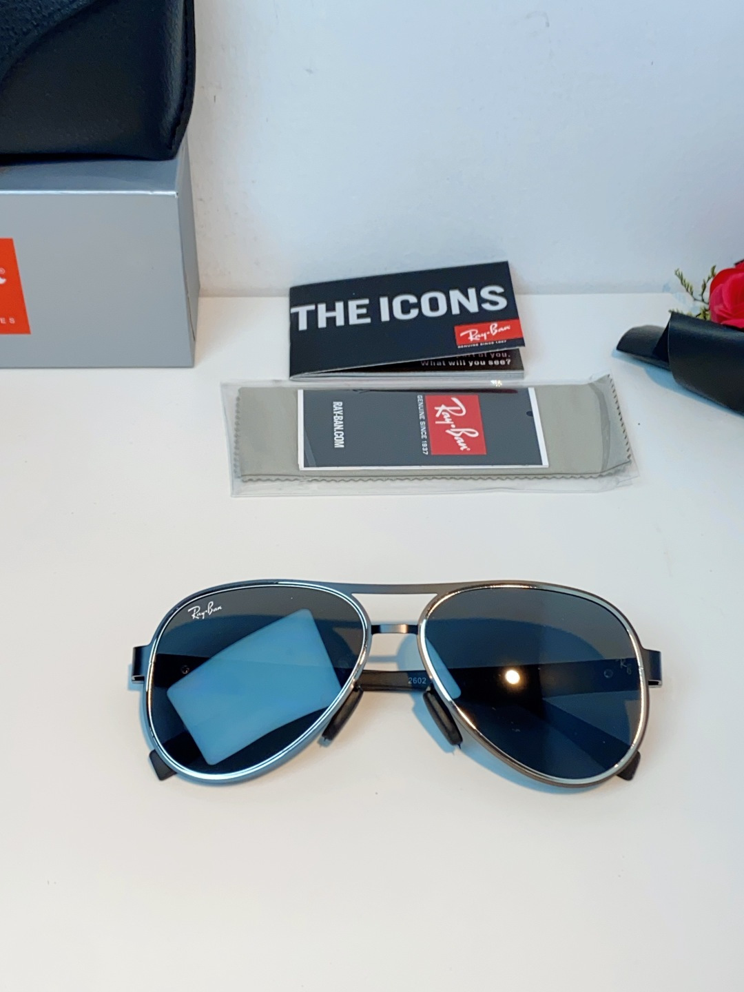 RayBan雷朋 2026新款飞行员蛤蟆镜，永不过时的爆款版型。哑光黑金属镜架硬朗利落，镜腿精致菱格纹理