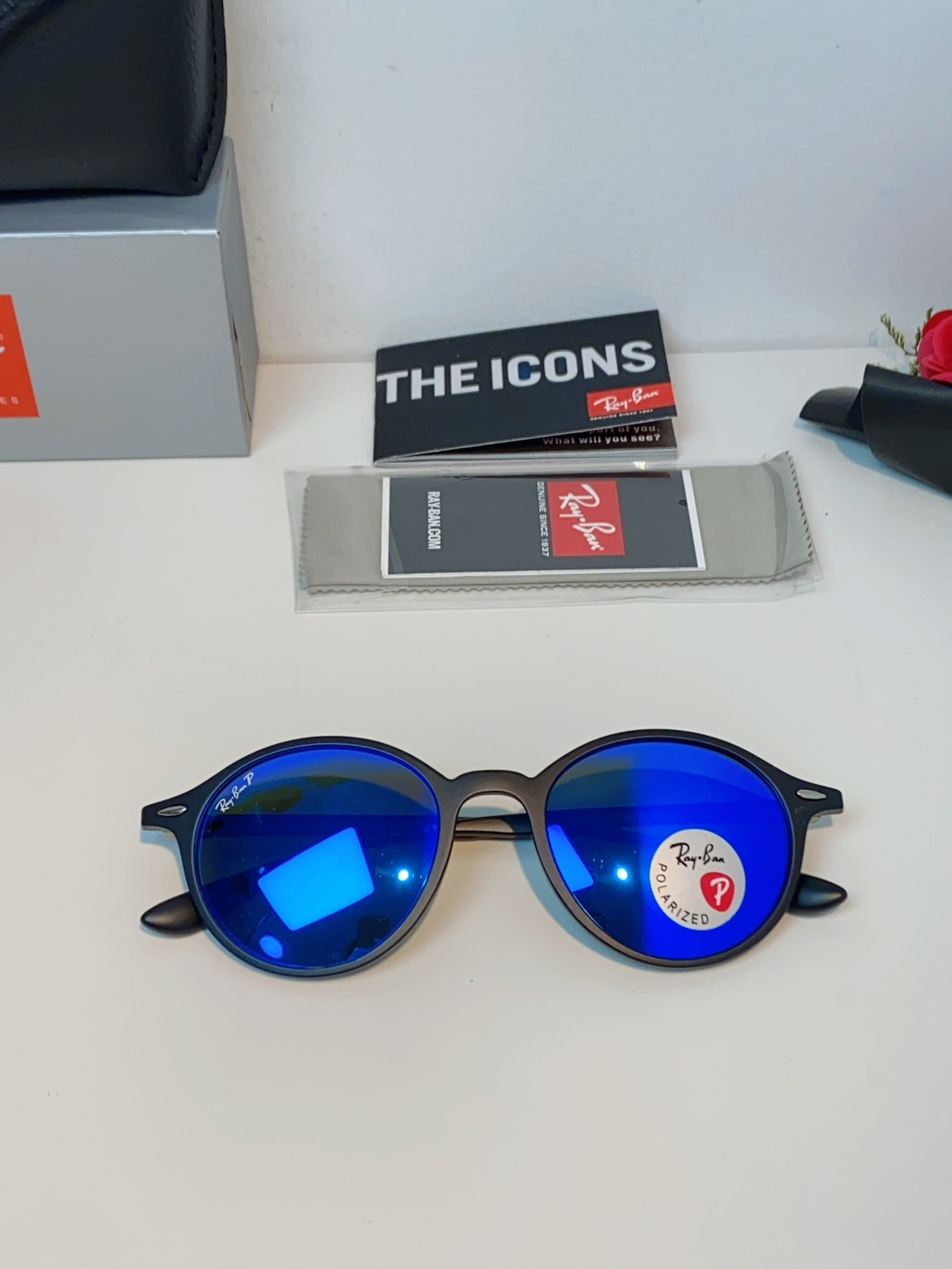 RayBan雷朋 2026新款经典小圆框偏光墨镜上线专柜，复古耐看不挑穿搭，偏光镜片防晒护眼，简约黑框低