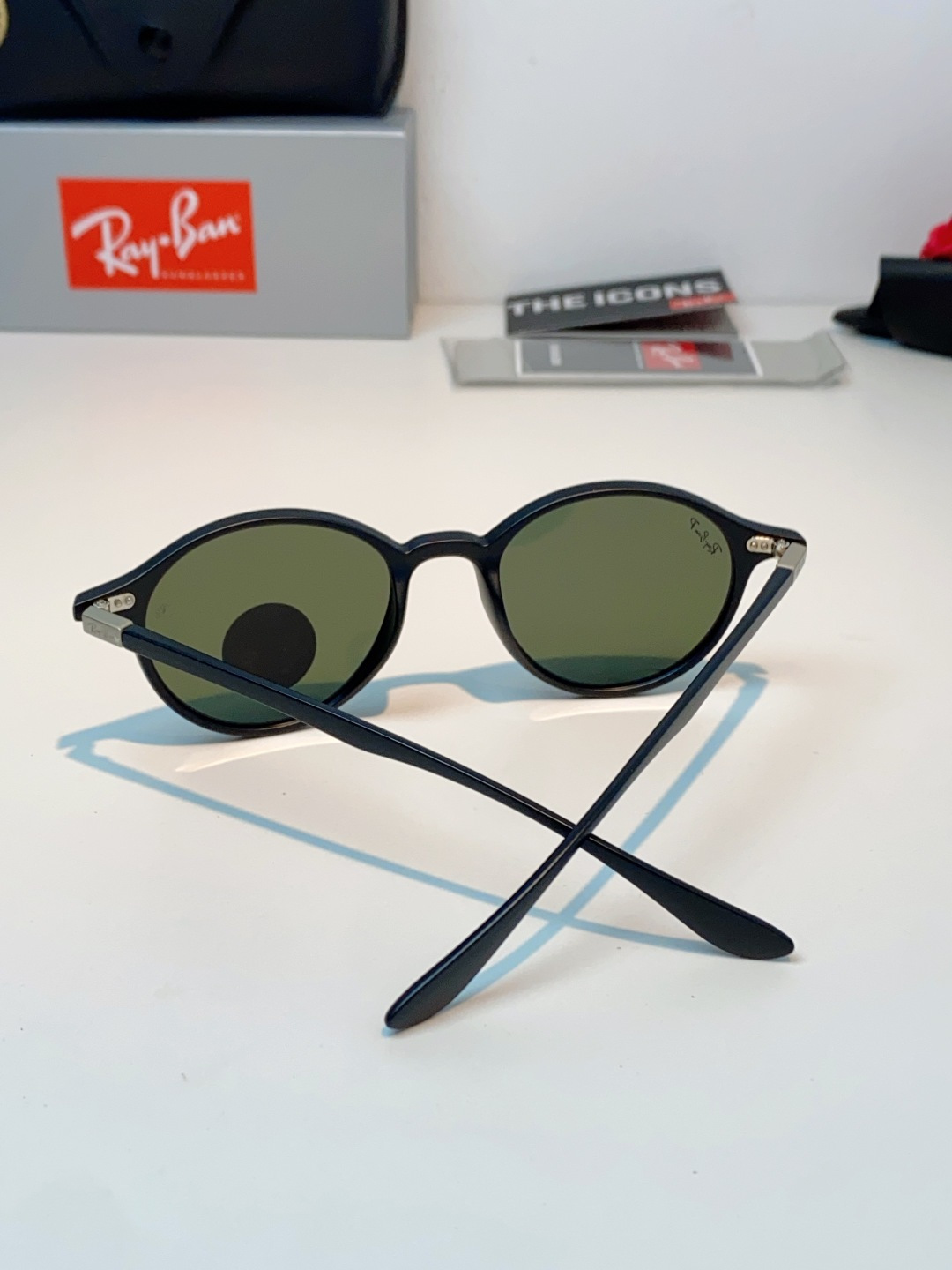 RayBan雷朋 2026新款经典小圆框偏光墨镜上线专柜，复古耐看不挑穿搭，偏光镜片防晒护眼，简约黑框低