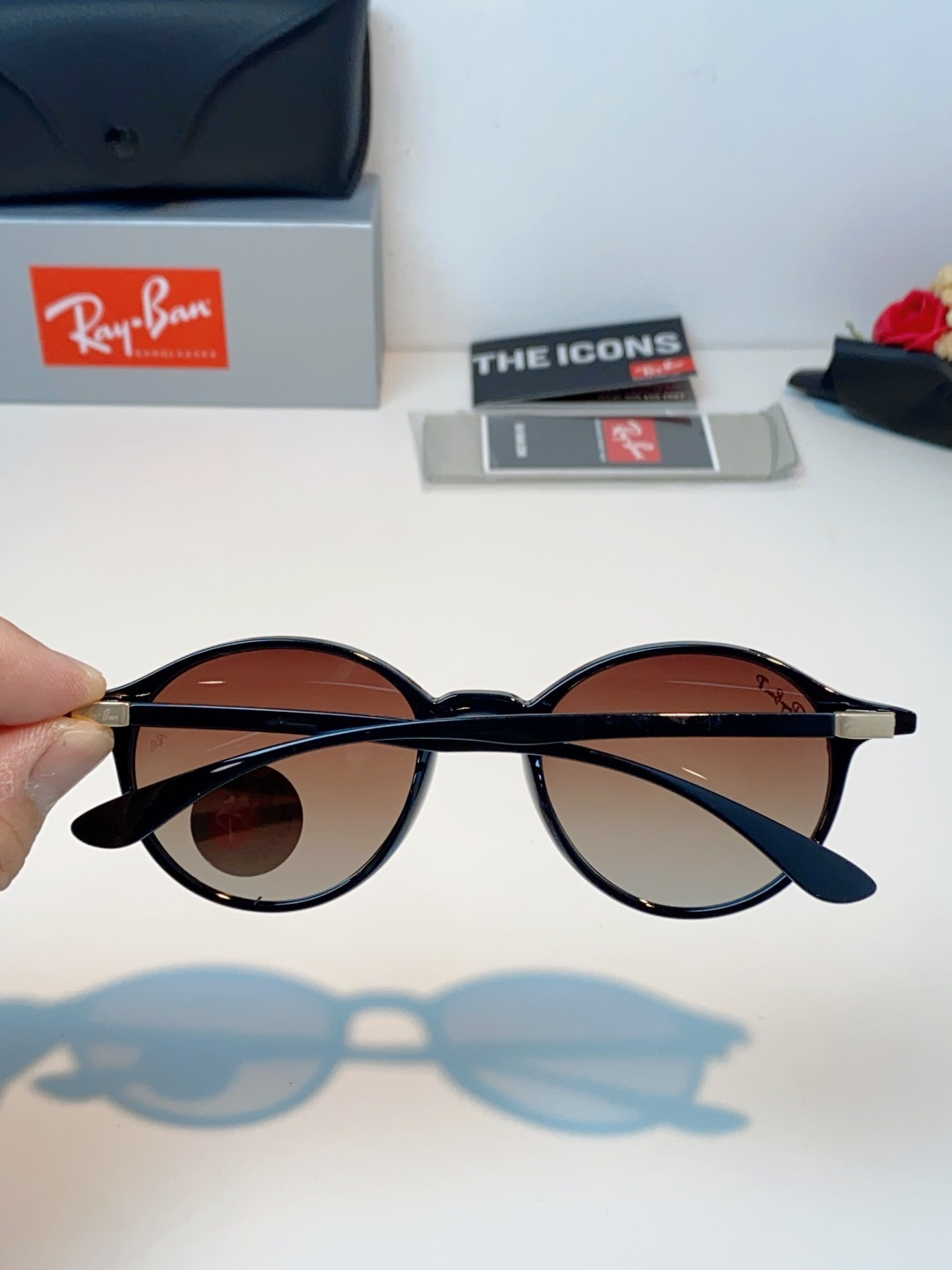 RayBan雷朋 2026新款经典小圆框偏光墨镜上线专柜，复古耐看不挑穿搭，偏光镜片防晒护眼，简约黑框低