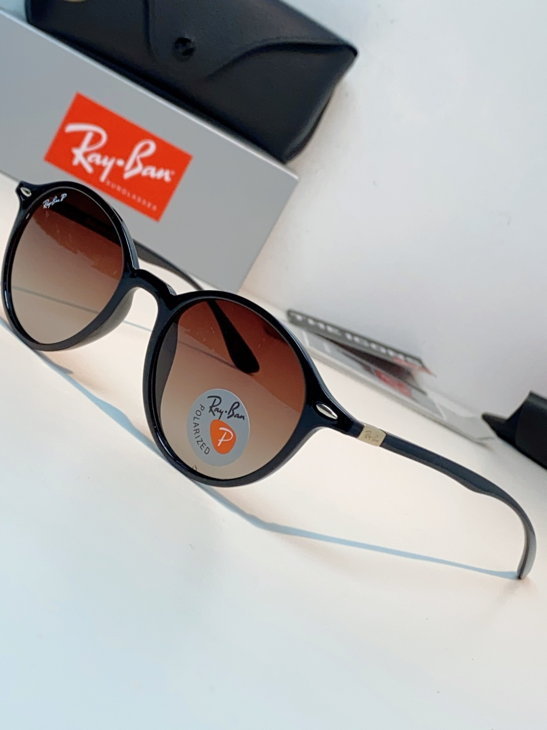 RayBan雷朋 2026新款经典小圆框偏光墨镜上线专柜，复古耐看不挑穿搭，偏光镜片防晒护眼，简约黑框低