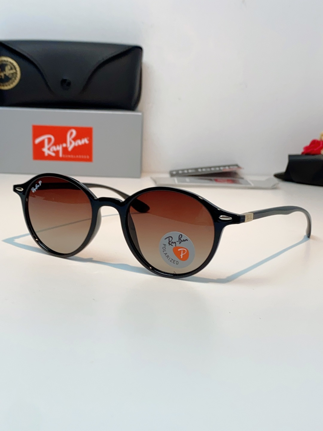 RayBan雷朋 2026新款经典小圆框偏光墨镜上线专柜，复古耐看不挑穿搭，偏光镜片防晒护眼，简约黑框低