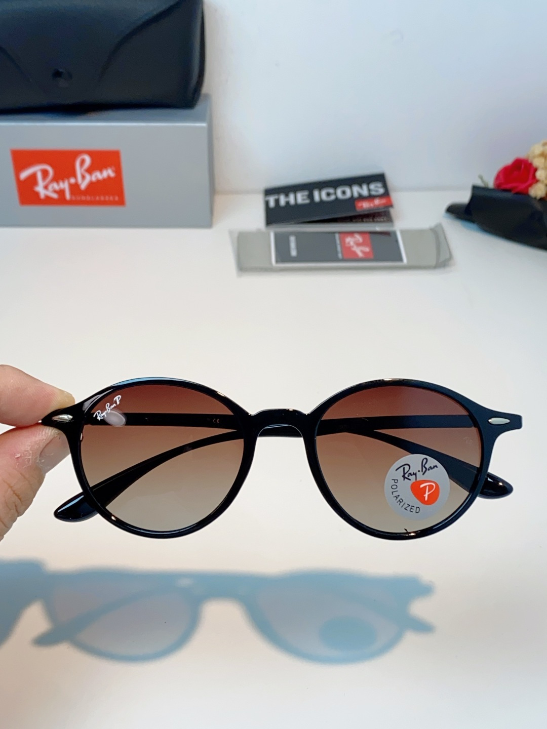 RayBan雷朋 2026新款经典小圆框偏光墨镜上线专柜，复古耐看不挑穿搭，偏光镜片防晒护眼，简约黑框低