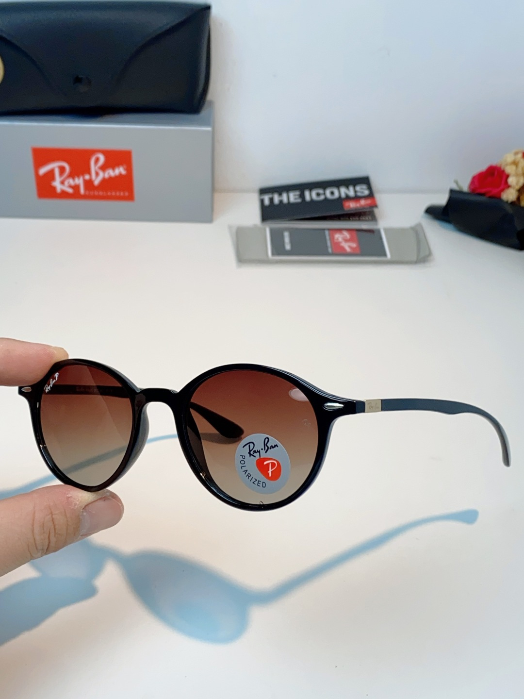 RayBan雷朋 2026新款经典小圆框偏光墨镜上线专柜，复古耐看不挑穿搭，偏光镜片防晒护眼，简约黑框低