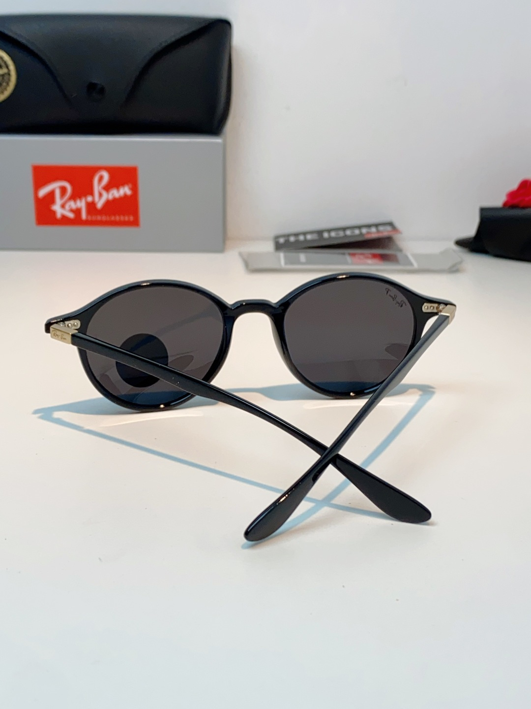RayBan雷朋 2026新款经典小圆框偏光墨镜上线专柜，复古耐看不挑穿搭，偏光镜片防晒护眼，简约黑框低