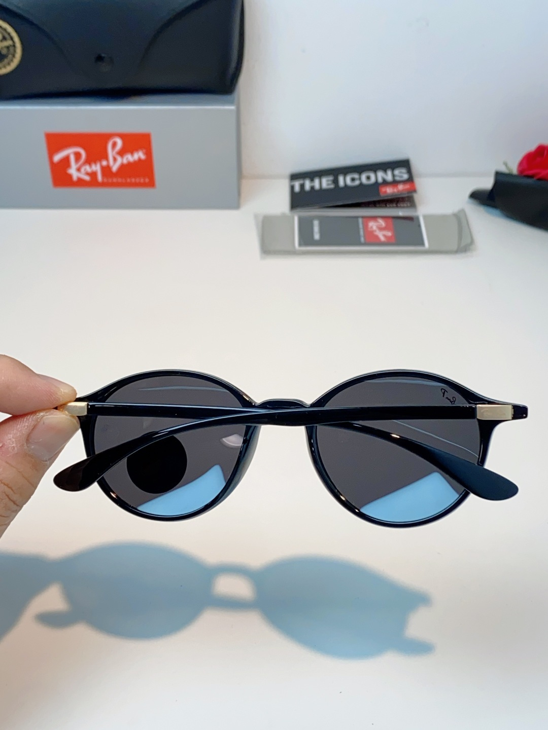 RayBan雷朋 2026新款经典小圆框偏光墨镜上线专柜，复古耐看不挑穿搭，偏光镜片防晒护眼，简约黑框低