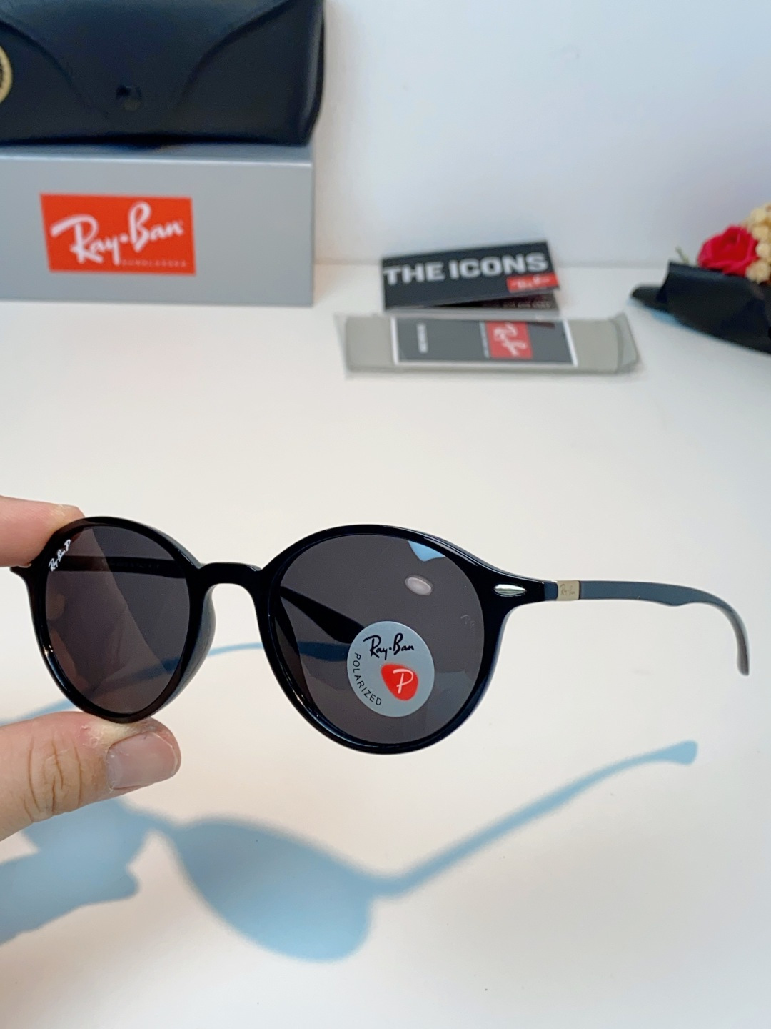 RayBan雷朋 2026新款经典小圆框偏光墨镜上线专柜，复古耐看不挑穿搭，偏光镜片防晒护眼，简约黑框低