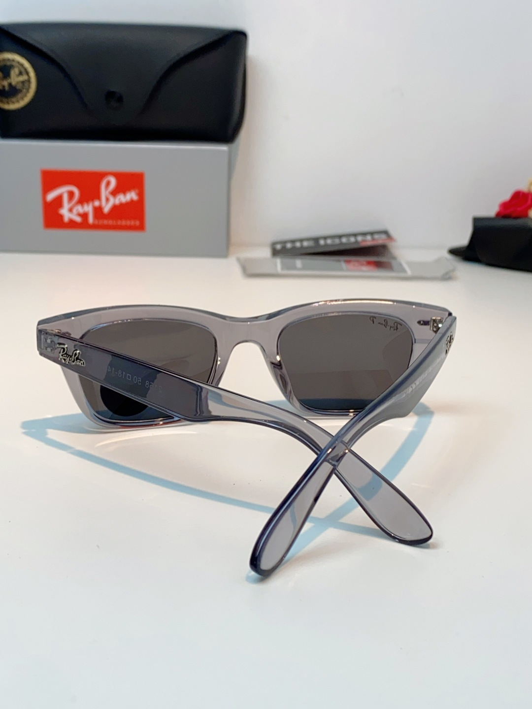 RayBan雷朋 永不过时的经典Wayfarer徒步者系列，这副哑光黑真的低调又耐看，告别亮黑的张扬，高