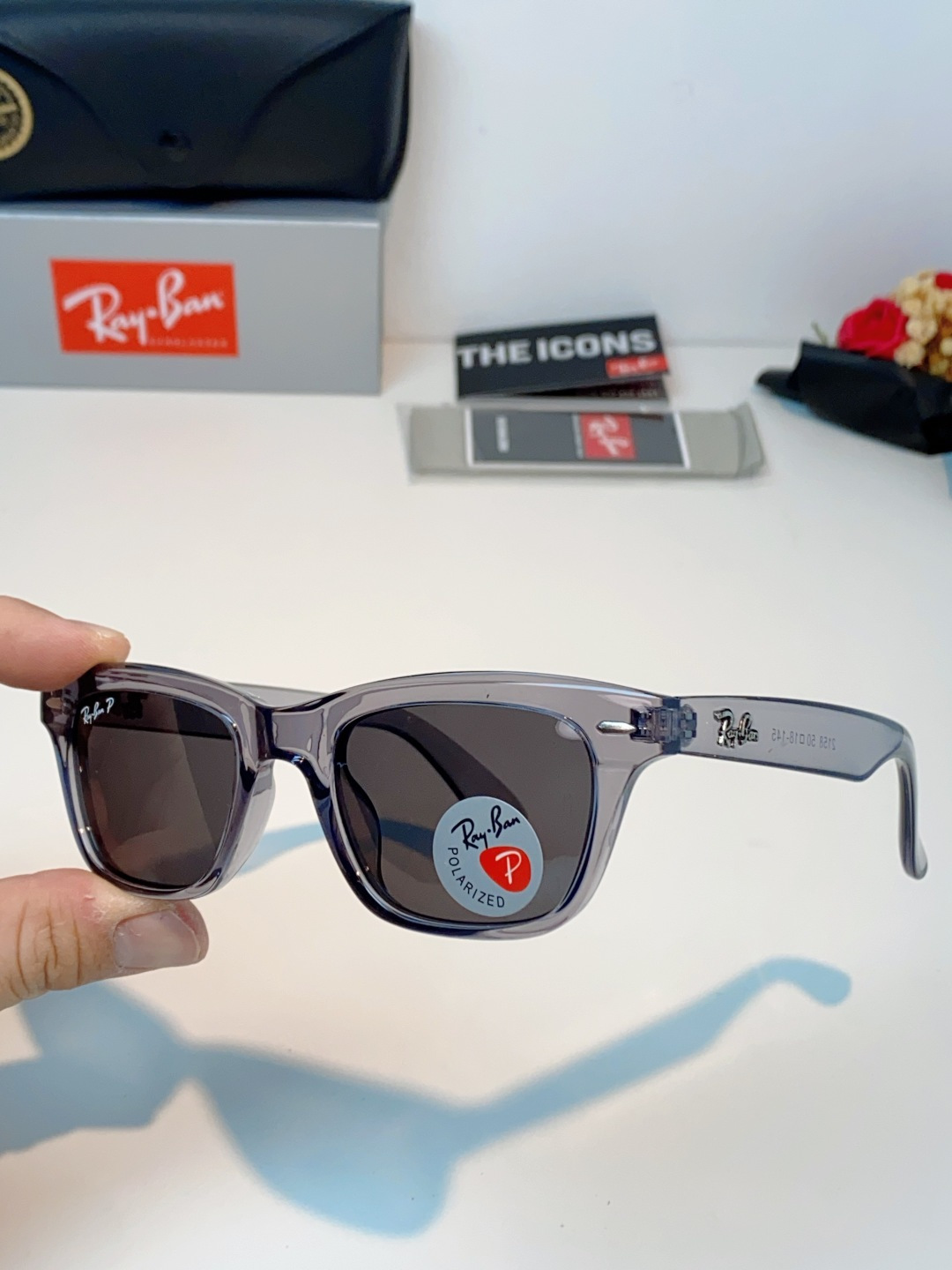 RayBan雷朋 永不过时的经典Wayfarer徒步者系列，这副哑光黑真的低调又耐看，告别亮黑的张扬，高