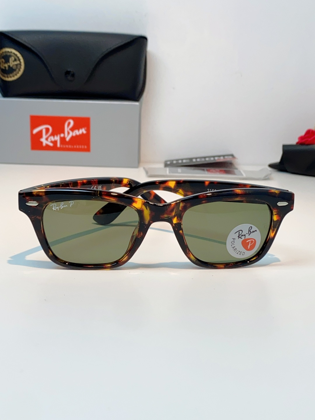 RayBan雷朋 永不过时的经典Wayfarer徒步者系列，这副哑光黑真的低调又耐看，告别亮黑的张扬，高