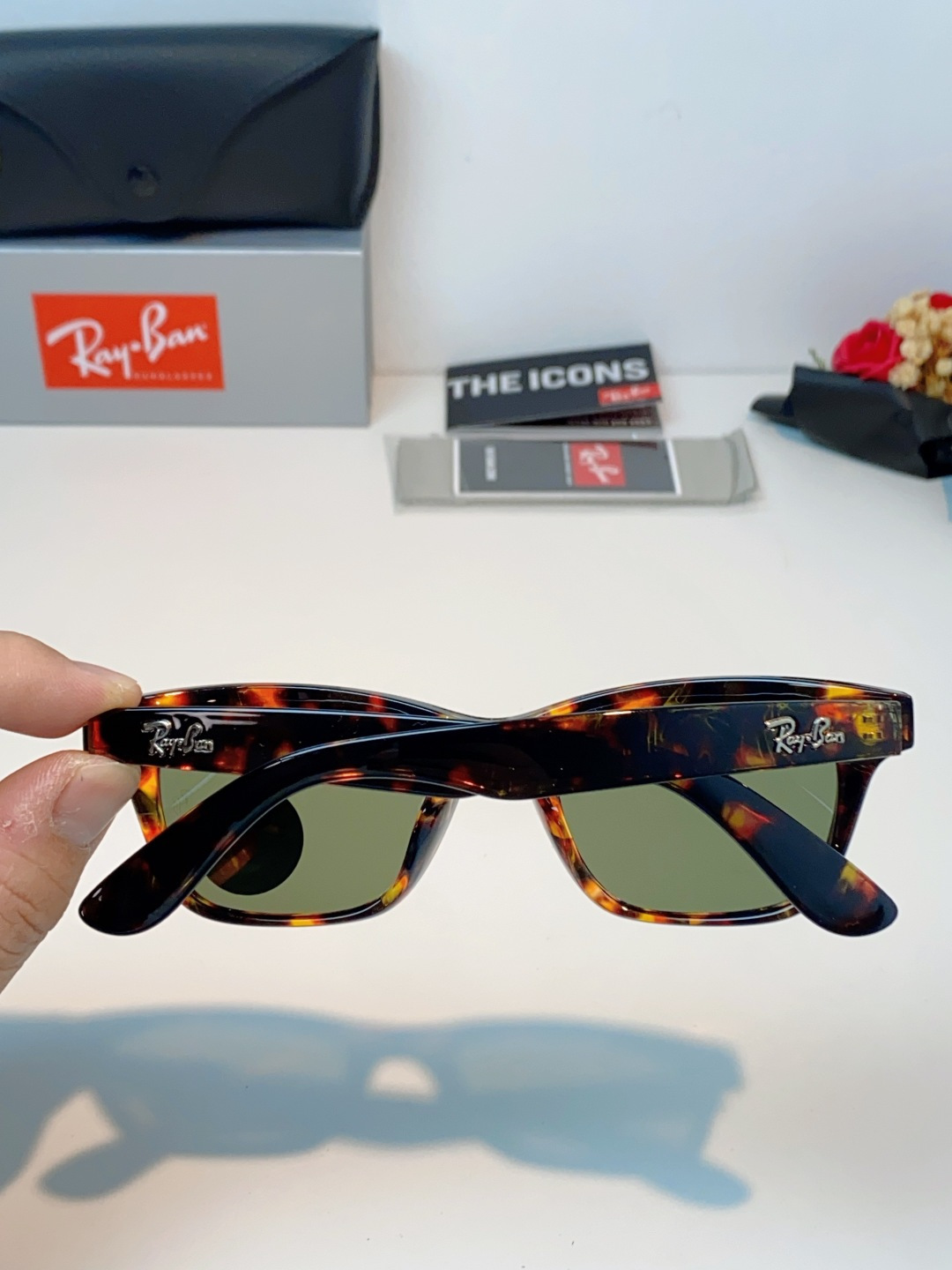 RayBan雷朋 永不过时的经典Wayfarer徒步者系列，这副哑光黑真的低调又耐看，告别亮黑的张扬，高