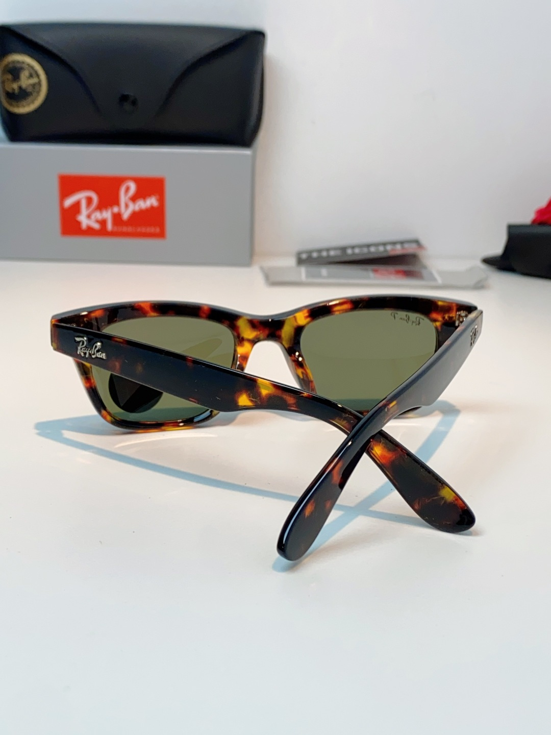 RayBan雷朋 永不过时的经典Wayfarer徒步者系列，这副哑光黑真的低调又耐看，告别亮黑的张扬，高