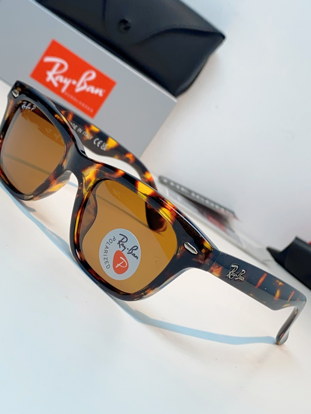 RayBan雷朋 永不过时的经典Wayfarer徒步者系列，这副哑光黑真的低调又耐看，告别亮黑的张扬，高