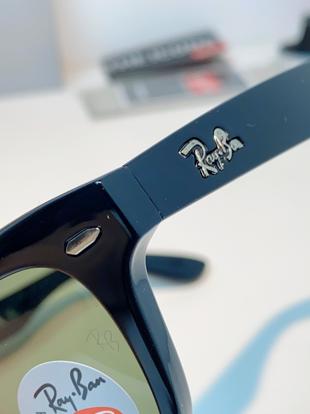 RayBan雷朋 永不过时的经典Wayfarer徒步者系列，这副哑光黑真的低调又耐看，告别亮黑的张扬，高