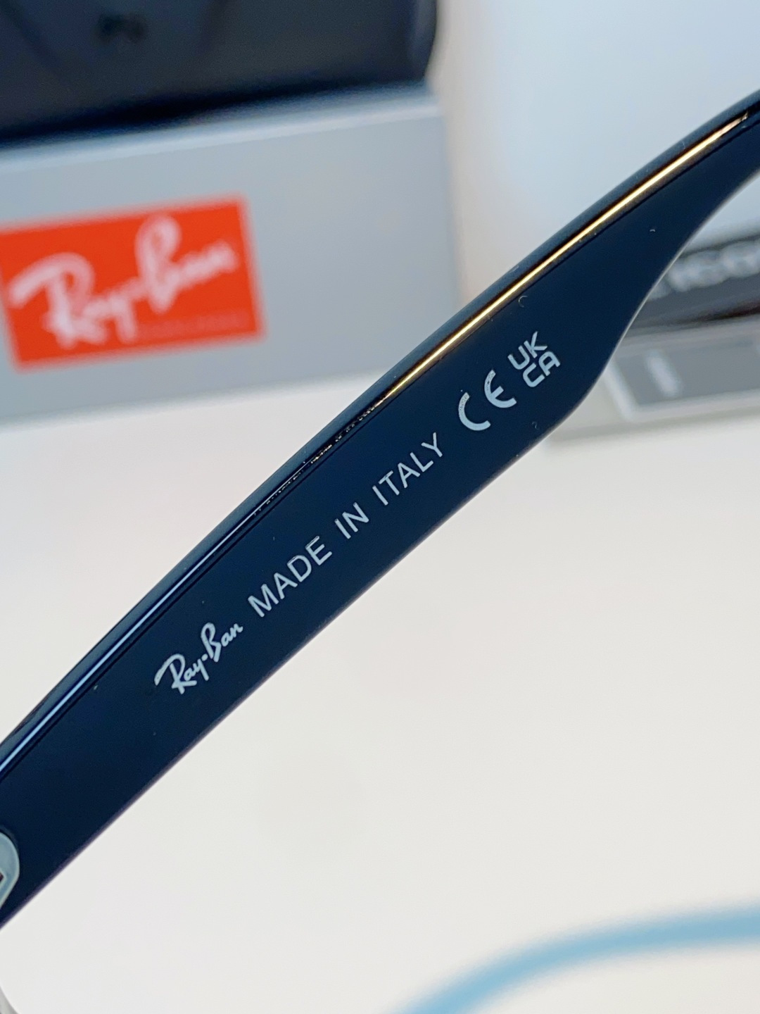 RayBan雷朋 永不过时的经典Wayfarer徒步者系列，这副哑光黑真的低调又耐看，告别亮黑的张扬，高