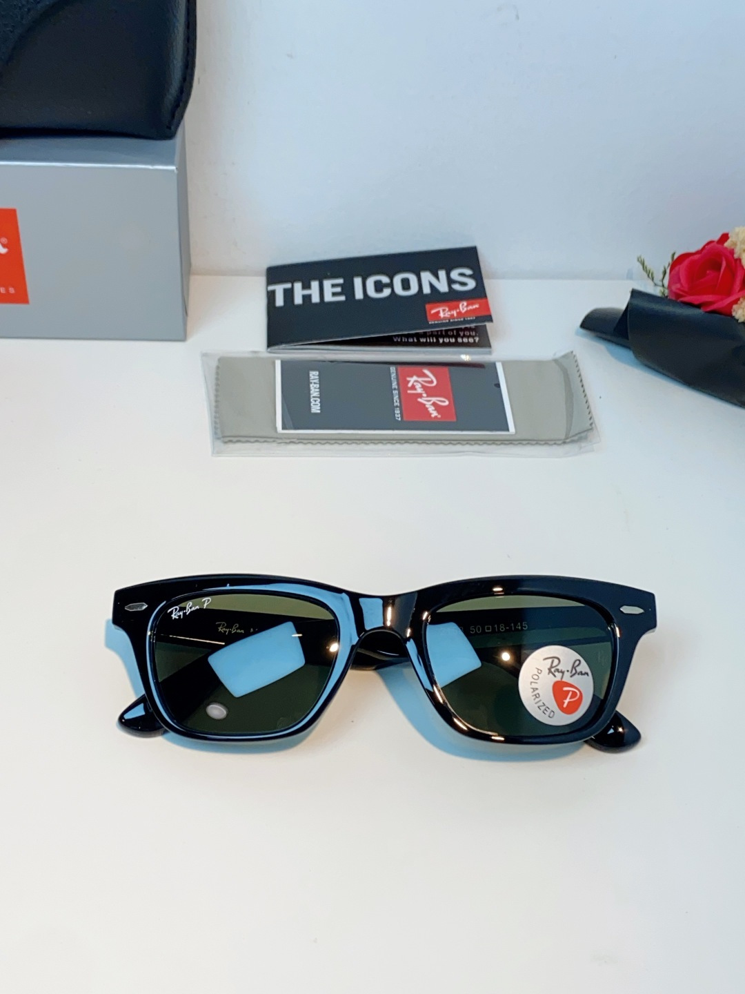 RayBan雷朋 永不过时的经典Wayfarer徒步者系列，这副哑光黑真的低调又耐看，告别亮黑的张扬，高