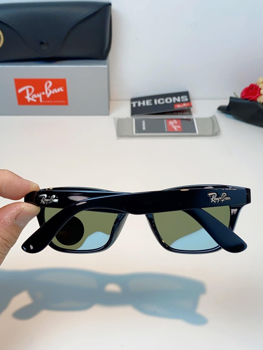 RayBan雷朋 永不过时的经典Wayfarer徒步者系列，这副哑光黑真的低调又耐看，告别亮黑的张扬，高