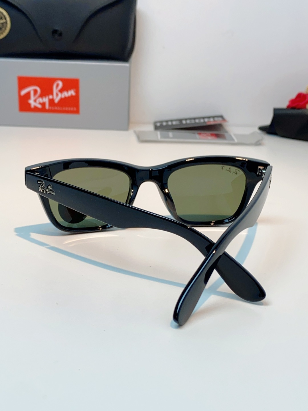 RayBan雷朋 永不过时的经典Wayfarer徒步者系列，这副哑光黑真的低调又耐看，告别亮黑的张扬，高