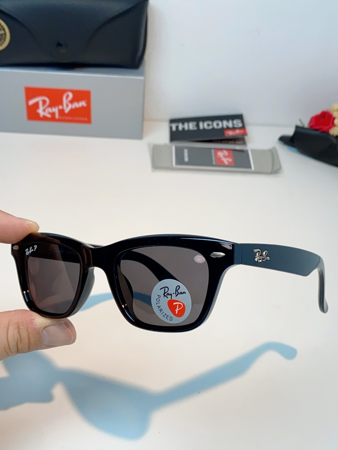 RayBan雷朋 永不过时的经典Wayfarer徒步者系列，这副哑光黑真的低调又耐看，告别亮黑的张扬，高