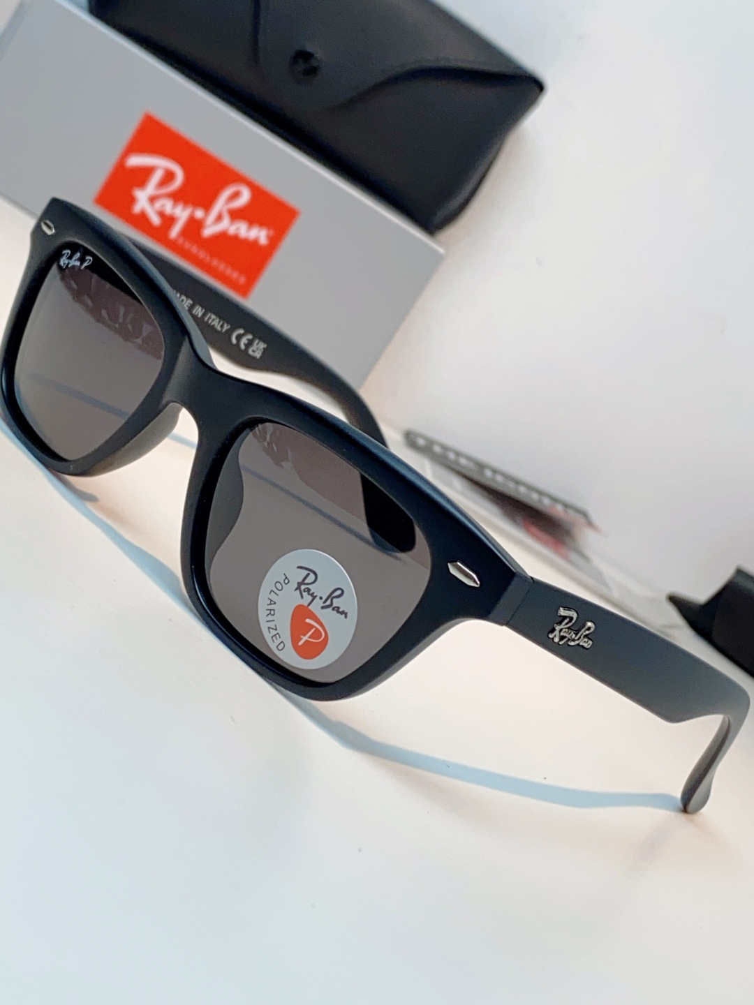 RayBan雷朋 永不过时的经典Wayfarer徒步者系列，这副哑光黑真的低调又耐看，告别亮黑的张扬，高