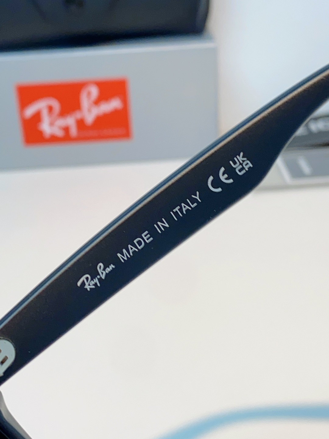 RayBan雷朋 永不过时的经典Wayfarer徒步者系列，这副哑光黑真的低调又耐看，告别亮黑的张扬，高