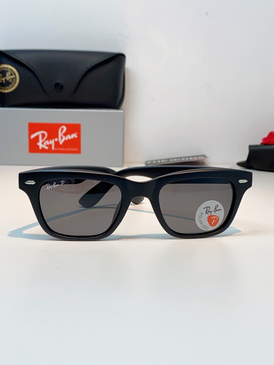 RayBan雷朋 永不过时的经典Wayfarer徒步者系列，这副哑光黑真的低调又耐看，告别亮黑的张扬，高