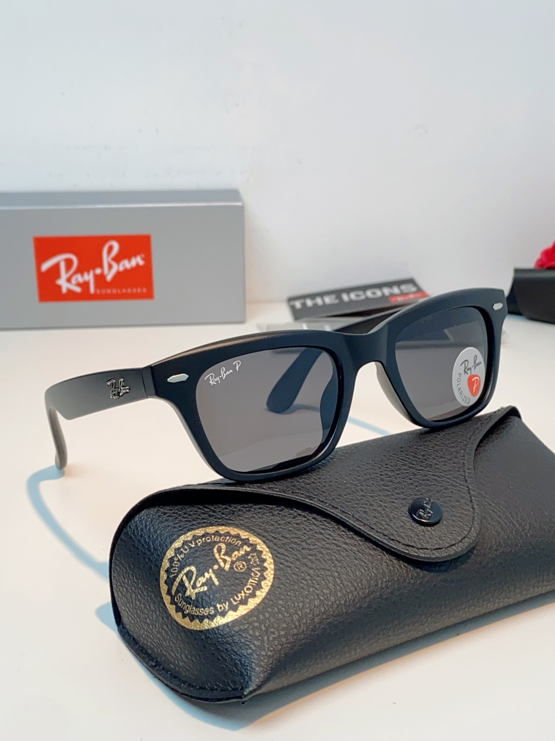 RayBan雷朋 永不过时的经典Wayfarer徒步者系列，这副哑光黑真的低调又耐看，告别亮黑的张扬，高