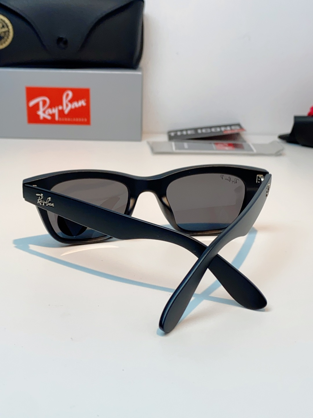 RayBan雷朋 永不过时的经典Wayfarer徒步者系列，这副哑光黑真的低调又耐看，告别亮黑的张扬，高
