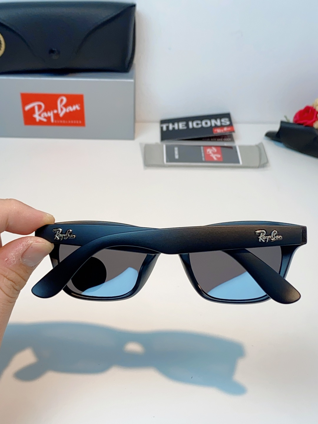RayBan雷朋 永不过时的经典Wayfarer徒步者系列，这副哑光黑真的低调又耐看，告别亮黑的张扬，高